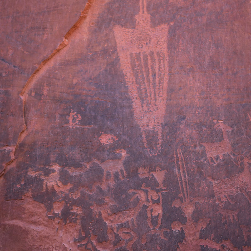 Geritze Petroglyphen auf roter Felswand in Utah