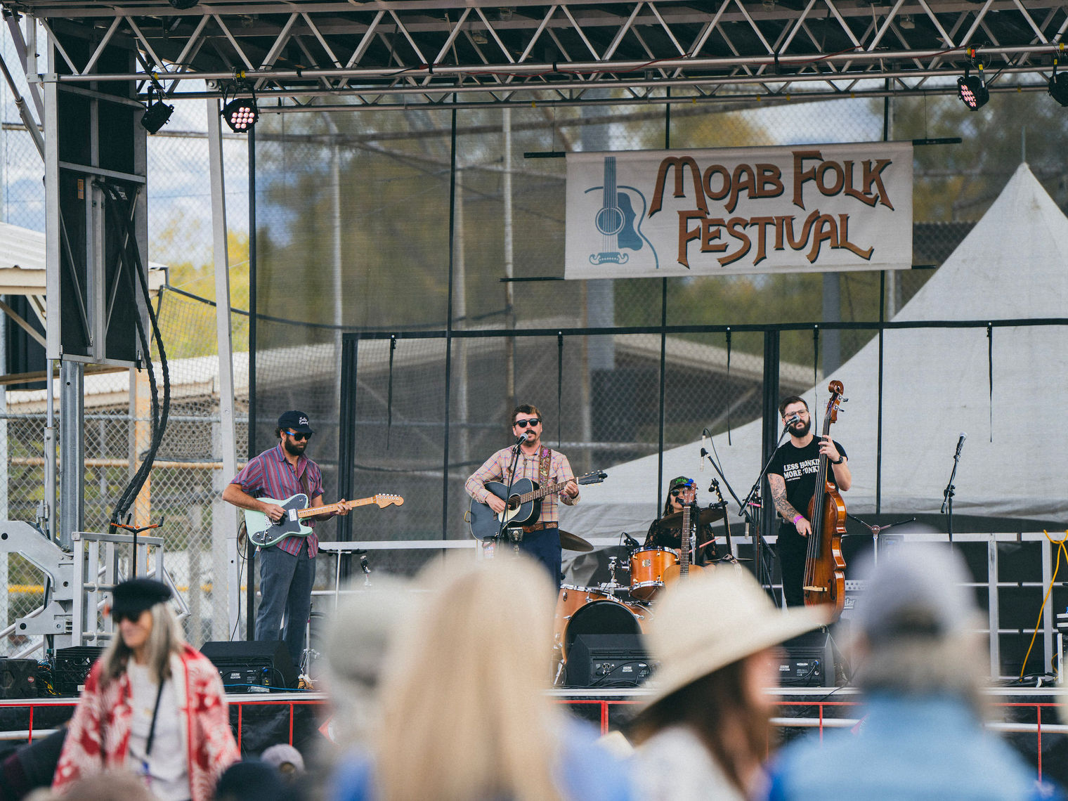 Folk Band spielt auf Bühne in Moab bei Tag