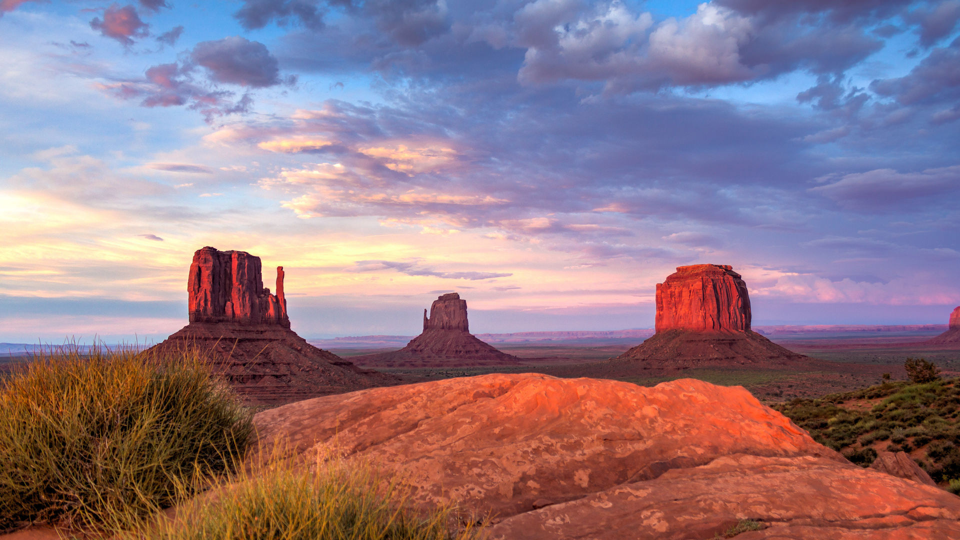 Rote Felsmonolithen im Monument Valley bei Sonnenaufgang