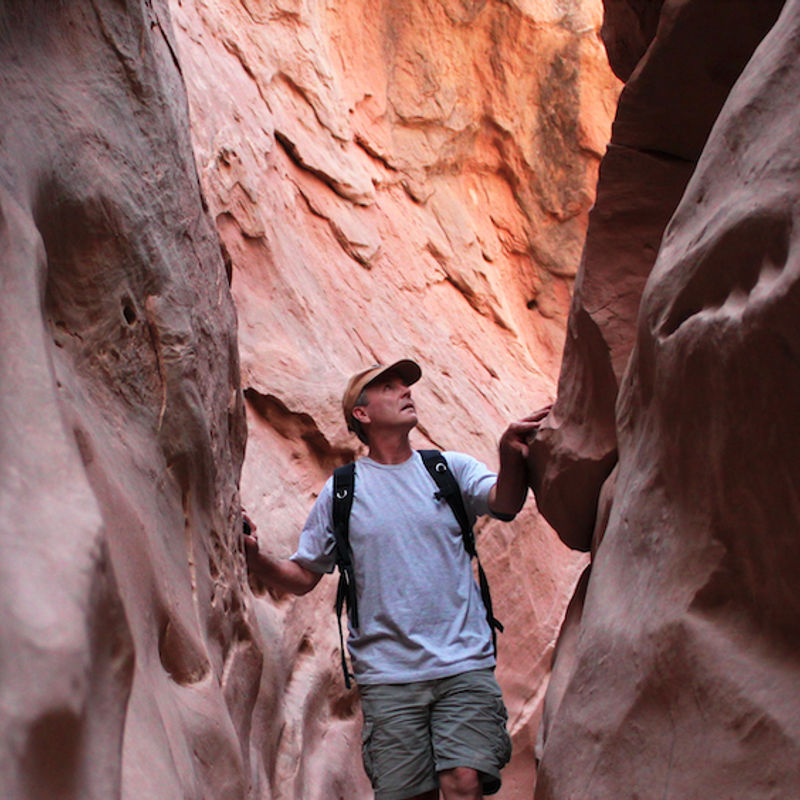 Man loopt door de rode Slot Canyon in Utah