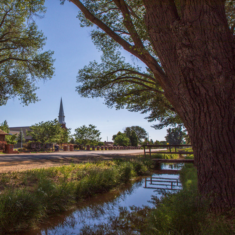 Het vredige stadje Torrey met een rivier in Utah