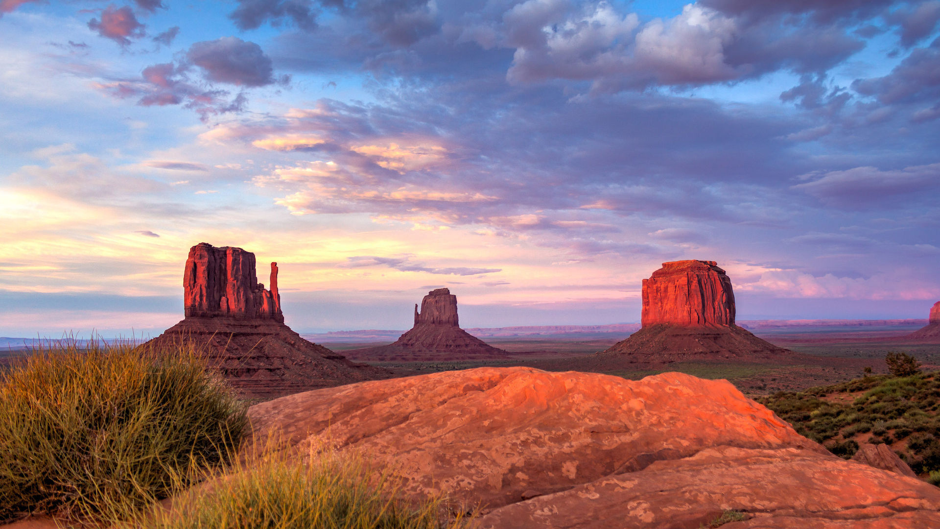 Drei rote Fels-Monolithen in Utah bei Sonnenaufgang