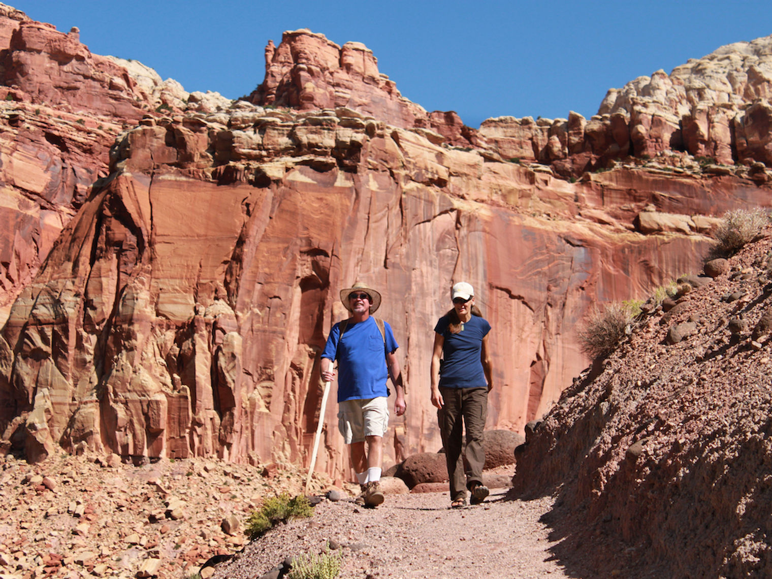Twee wandelaars in het rode rotslandschap van Capitol Reef National Park in Utah, VS