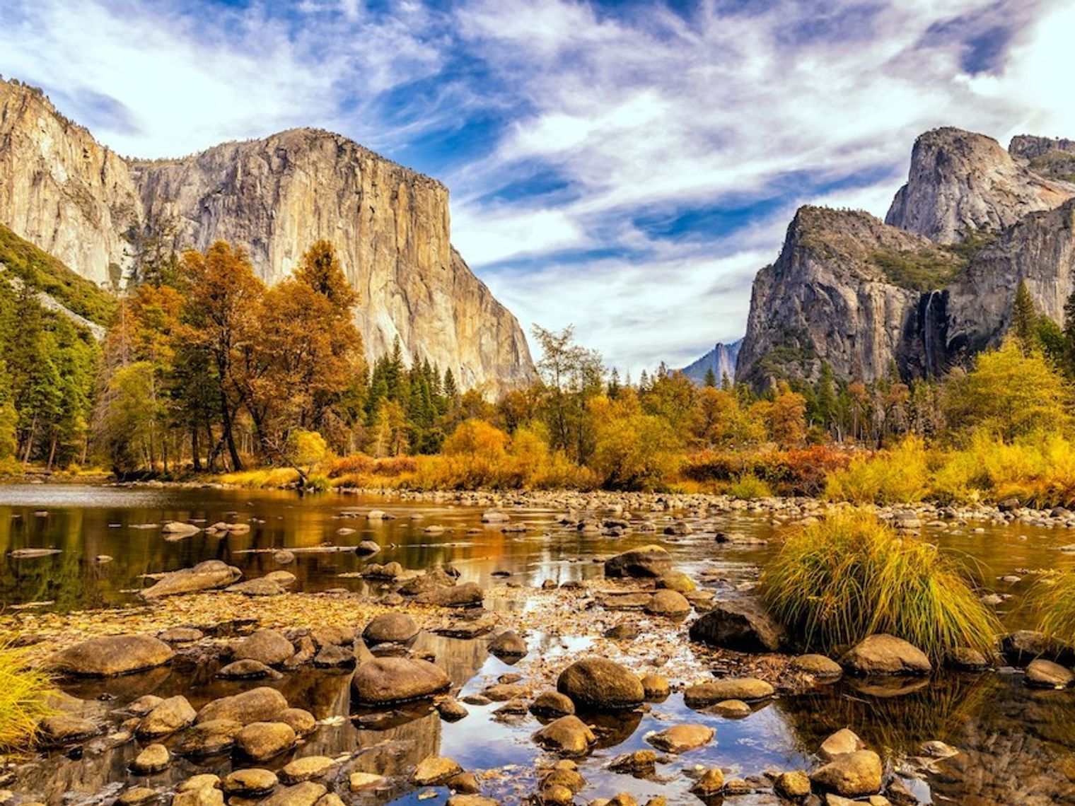 Yosemite National Park in Kalifornien im Herbst mit gelben und braunen Blättern an den Bäumen