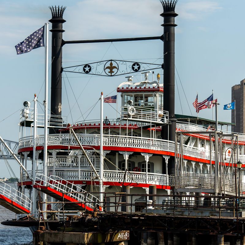 De roodwitte stoomboot Natchez in de haven van New Orleans