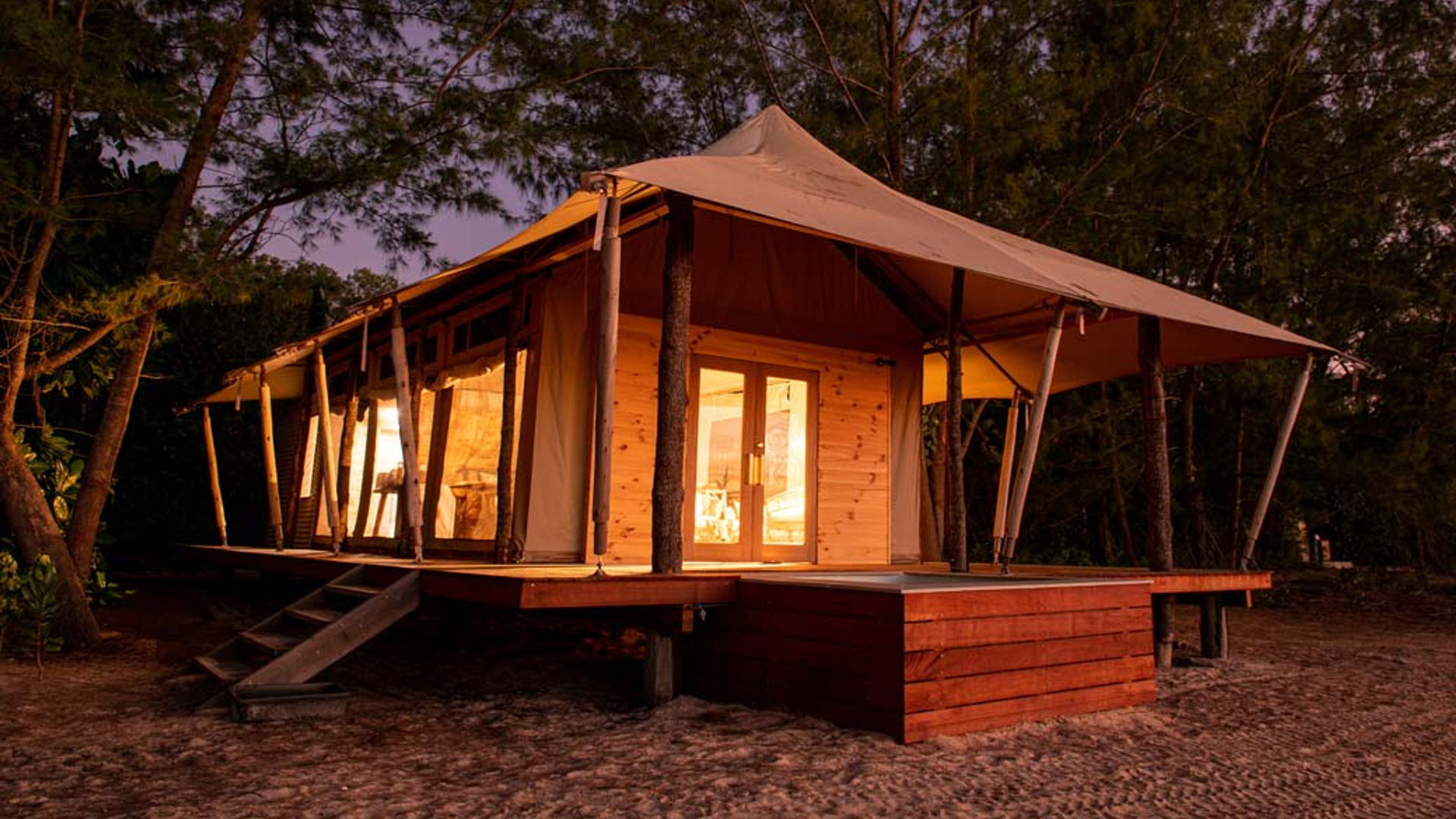 Een houten hut genesteld in het bos