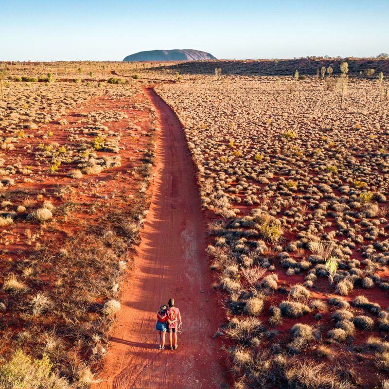 Zwei Menschen, die im Red Centre im Northern Territory, Australien, spazieren gehen.