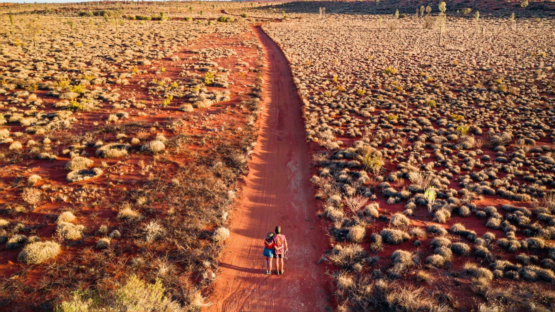 Zwei Menschen, die im Red Centre im Northern Territory, Australien, spazieren gehen.