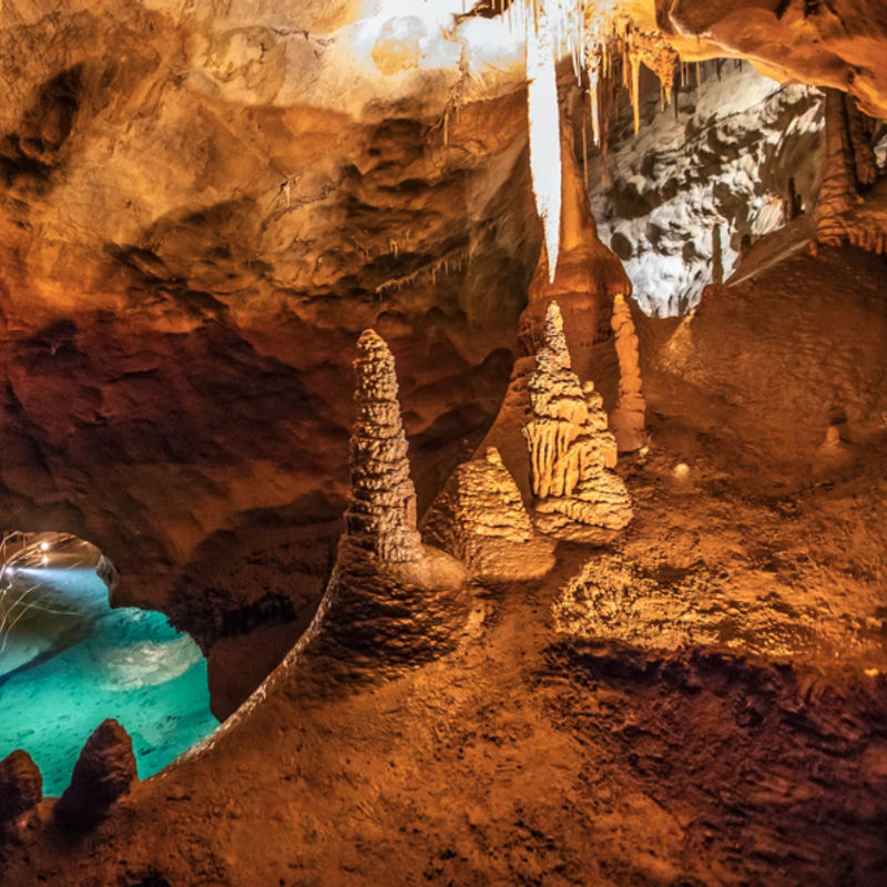 Tropfsteinhöhle mit See in Australien