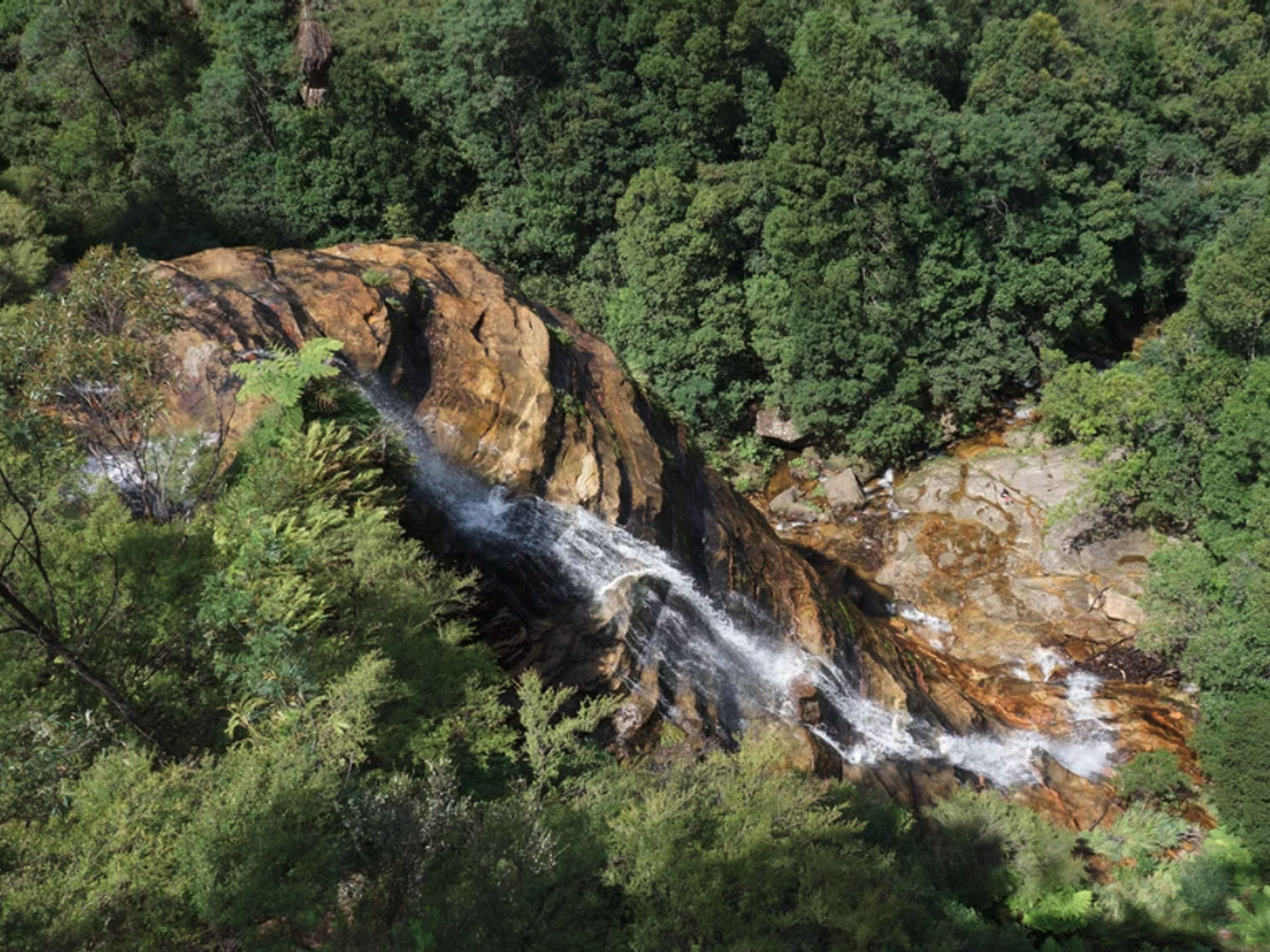 Wasserfall stürzt Fels runter in Australien