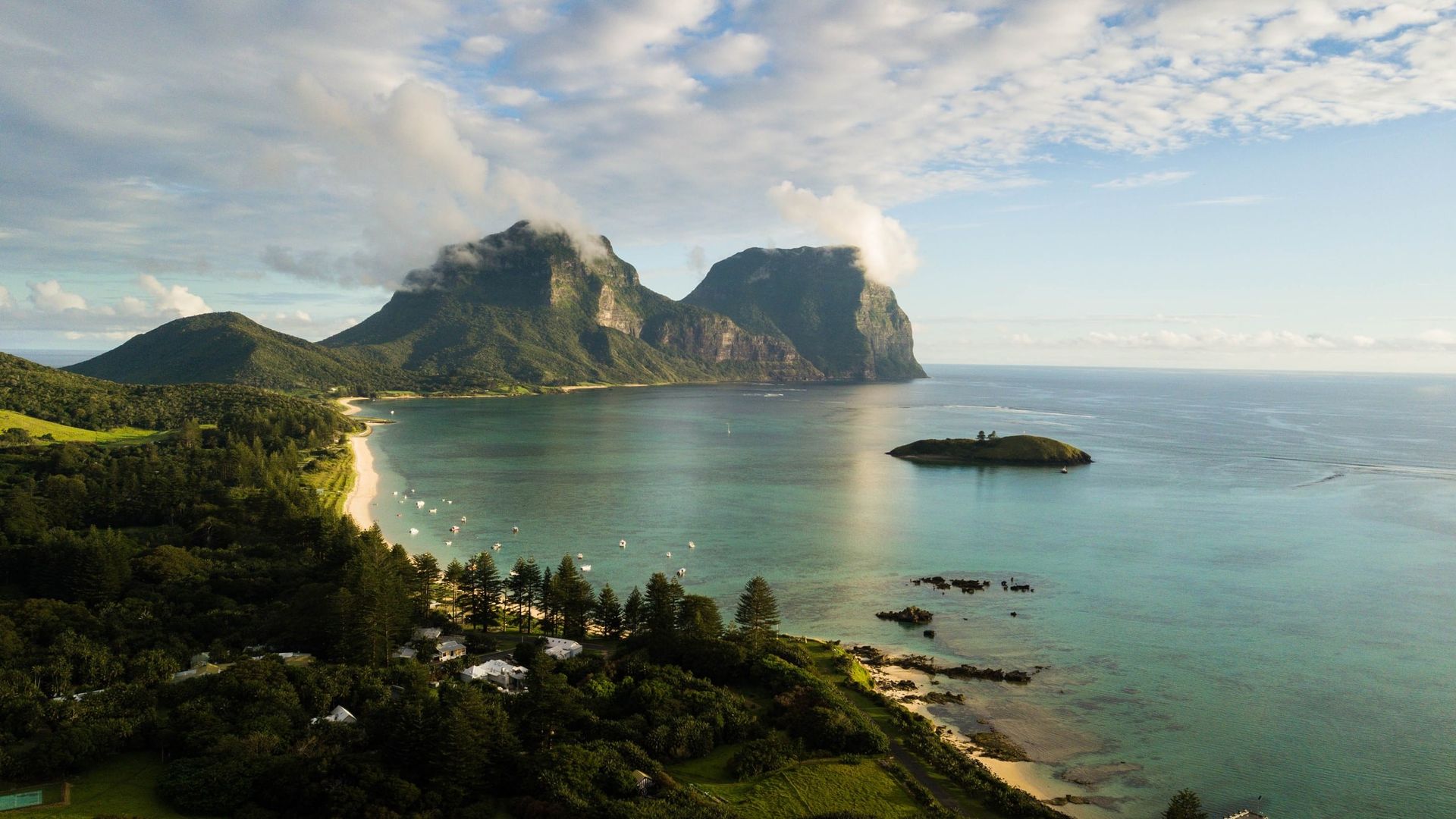 Luftaufnahme von Lord Howe Island mit Lagune und Bergen, New South Wales