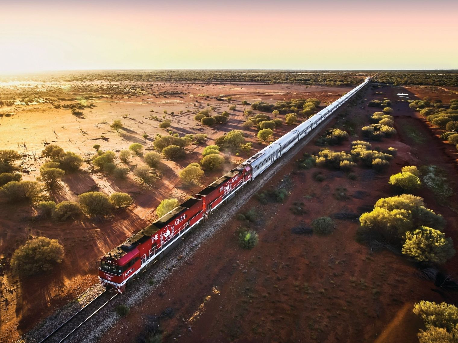 Fahrender Zug The Ghan im Outback Australiens