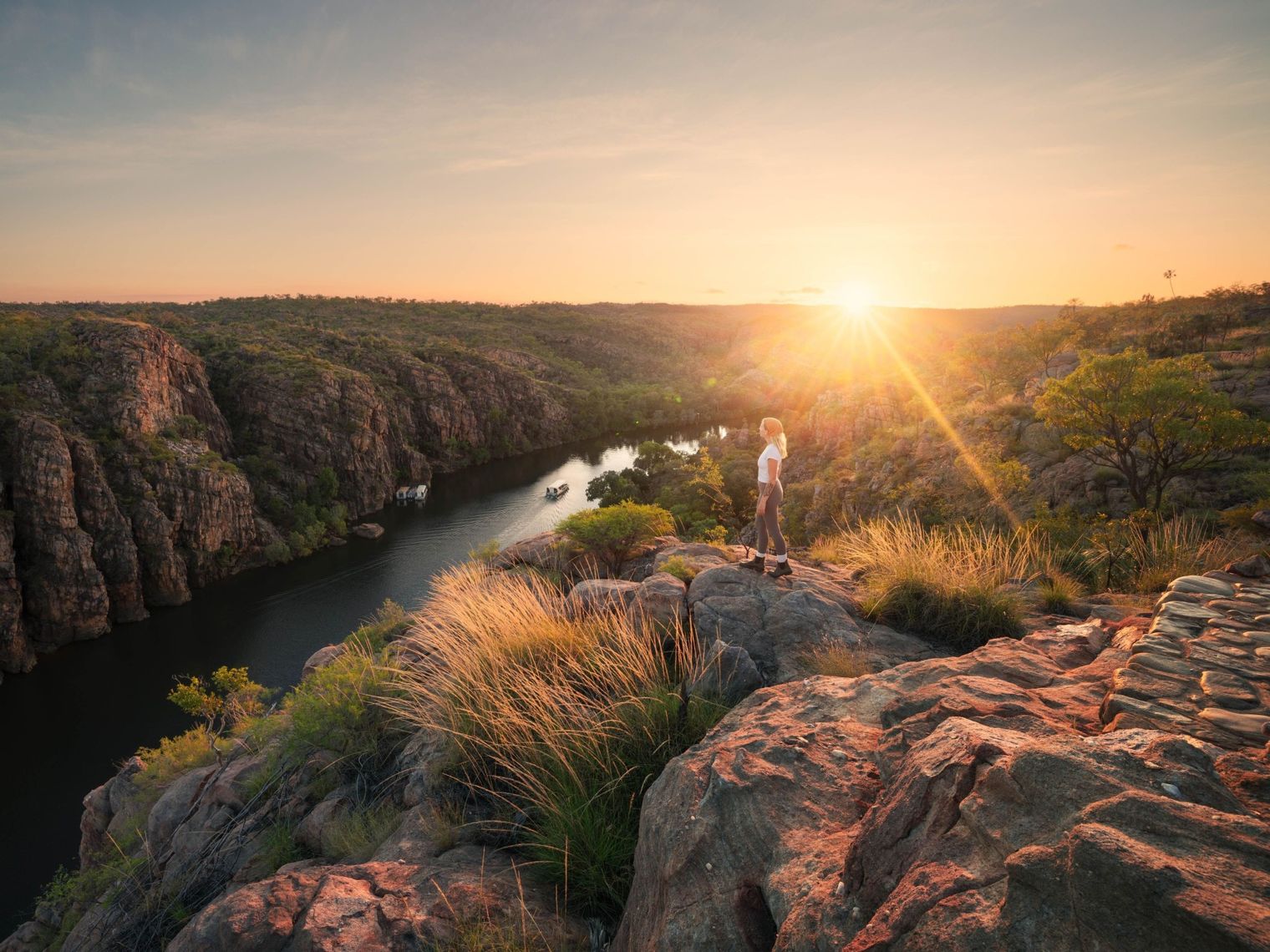 Eine Frau steht auf einem Felsen mit Blick auf den Nitmiluk-Nationalpark in Australien