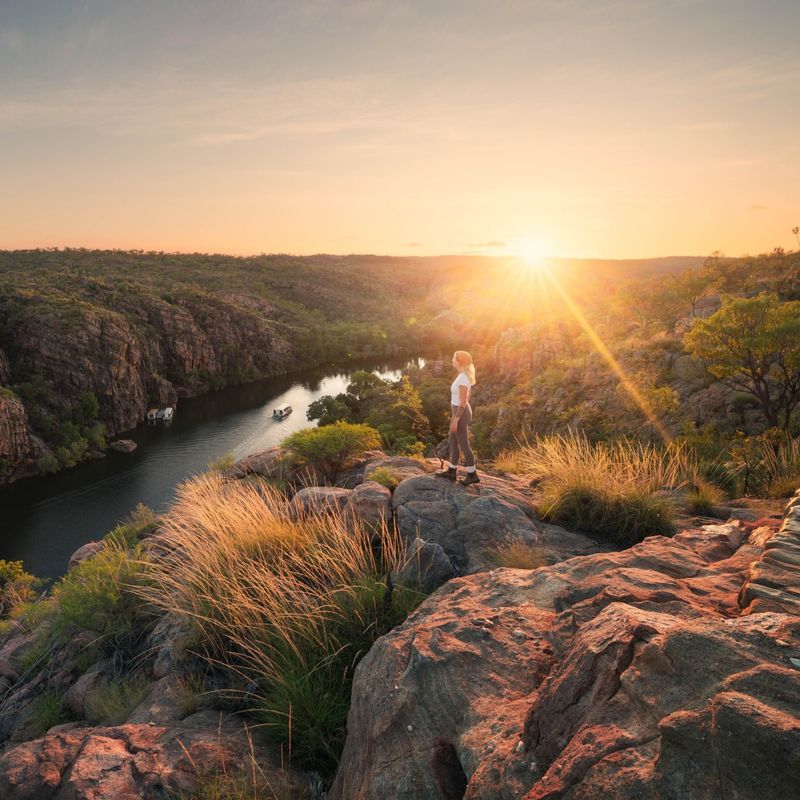 Eine Frau steht auf einem Felsen mit Blick auf den Nitmiluk-Nationalpark in Australien