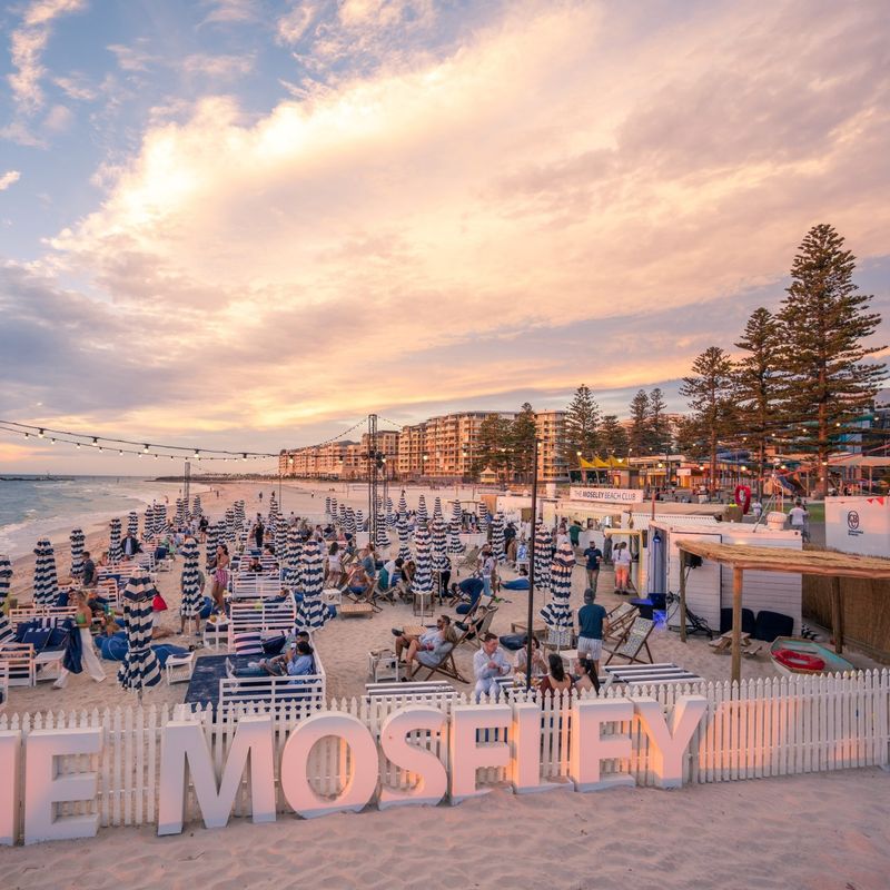 Menschen, die sich am Adelaide Beach entspannen.