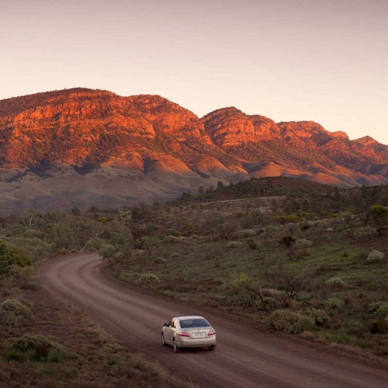 Ein Auto fährt durch die Flinders Ranges in Australien.