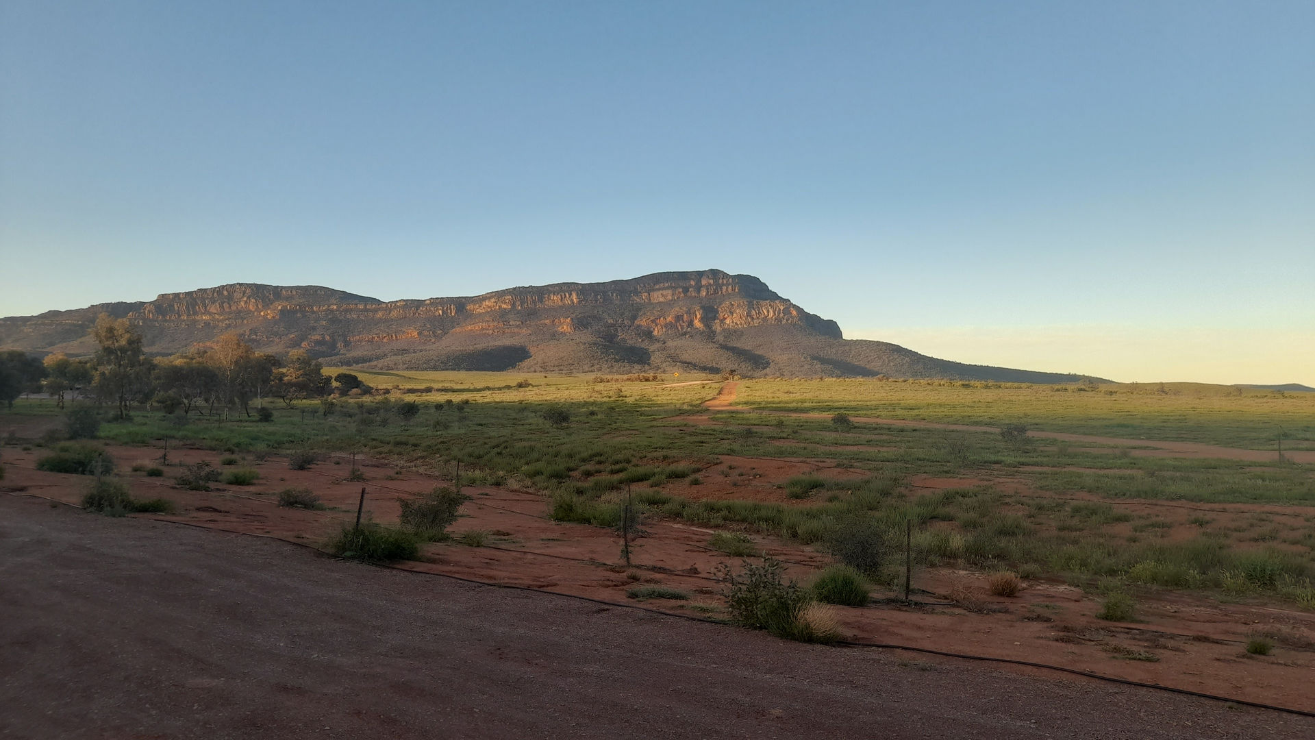Raue Outback-Landschaft mit Tafelberg in der Dämmerung, Australien