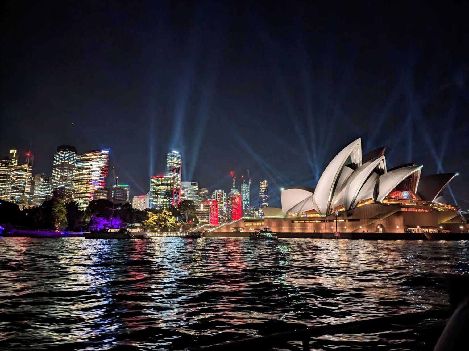 Die Skyline und das Opernhaus leuchten hell bei Nacht in Sydney Australien