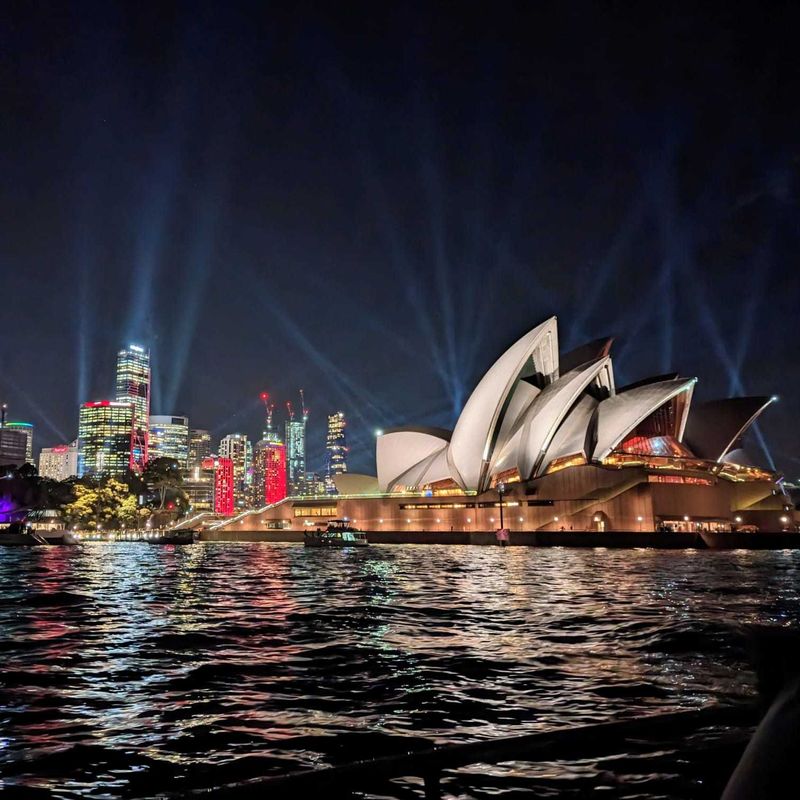 De skyline en het Opera House stralen 's nachts in Sydney Australië