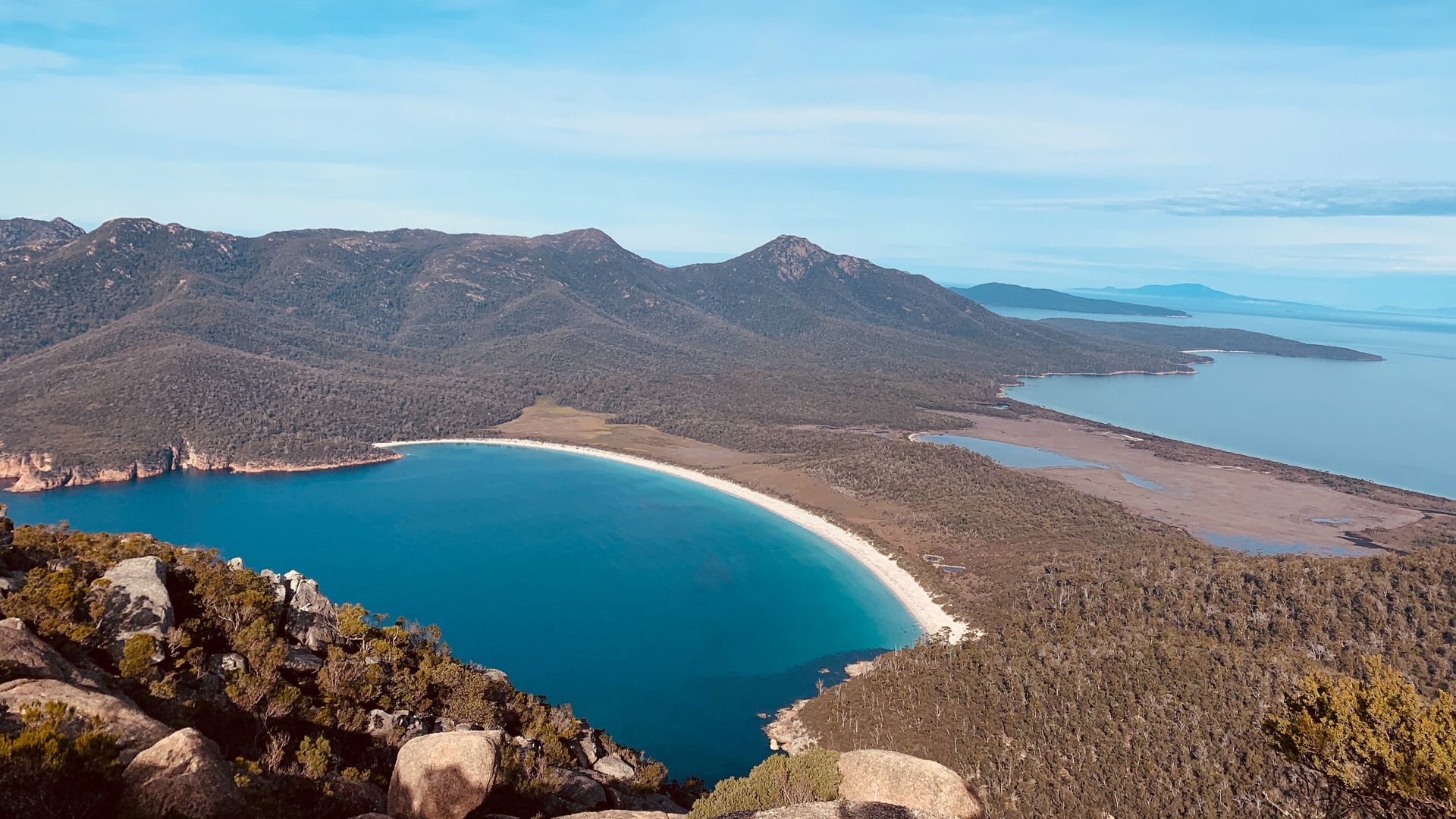 Luftaufnahme des geschwungenen weißen Strands der Wineglass Bay, Tasmanien, Australien