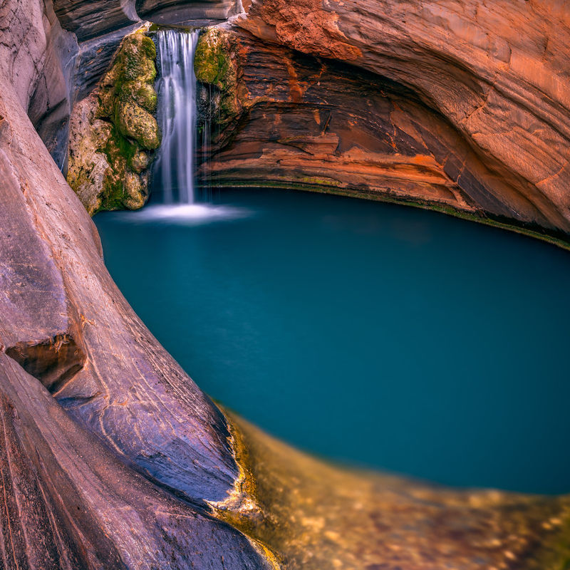 Een waterval in een kloof in het Karijini National Park, West-Australië