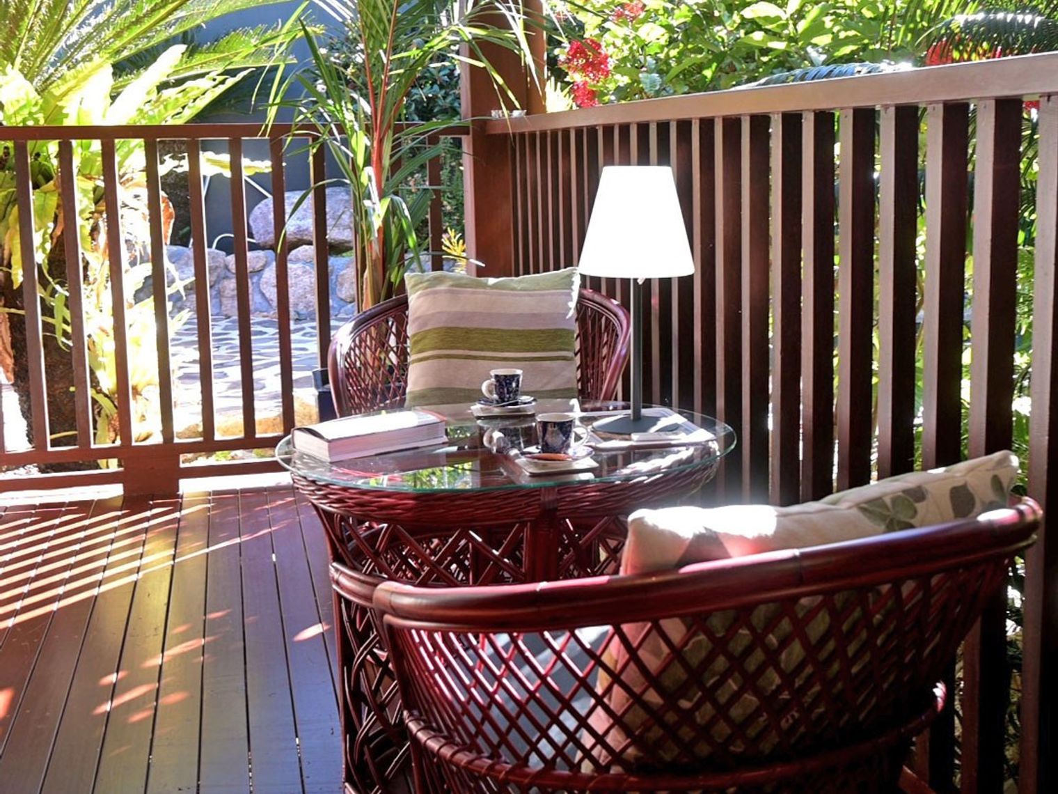 Gemütliche bequeme Sitze im Garten mit zwei Tassen Kaffee auf dem Tisch.