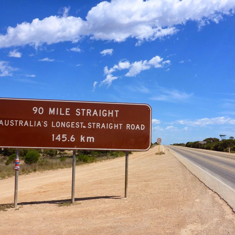 Bord bij de Eyre Highway, de langste rechte weg van Australië.
