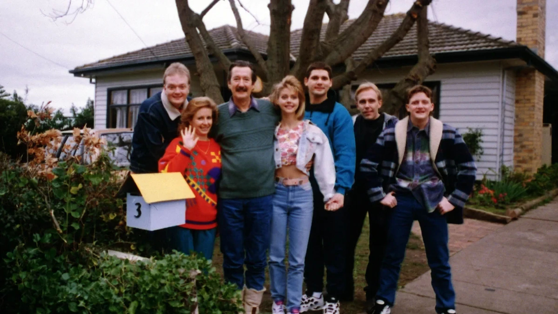 De cast van de film 'The Castle' poseert voor hun huis.