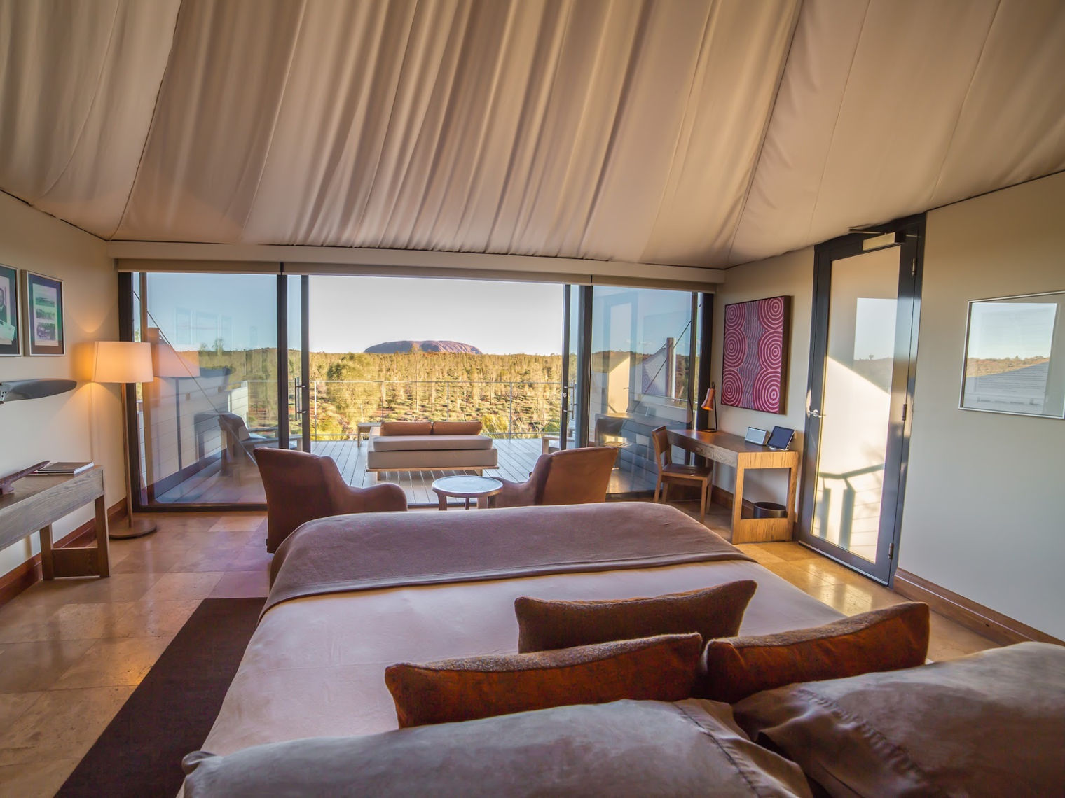 Eine luxuriöse Glamping-Unterkunft mit Blick auf den Uluru National Park Australien