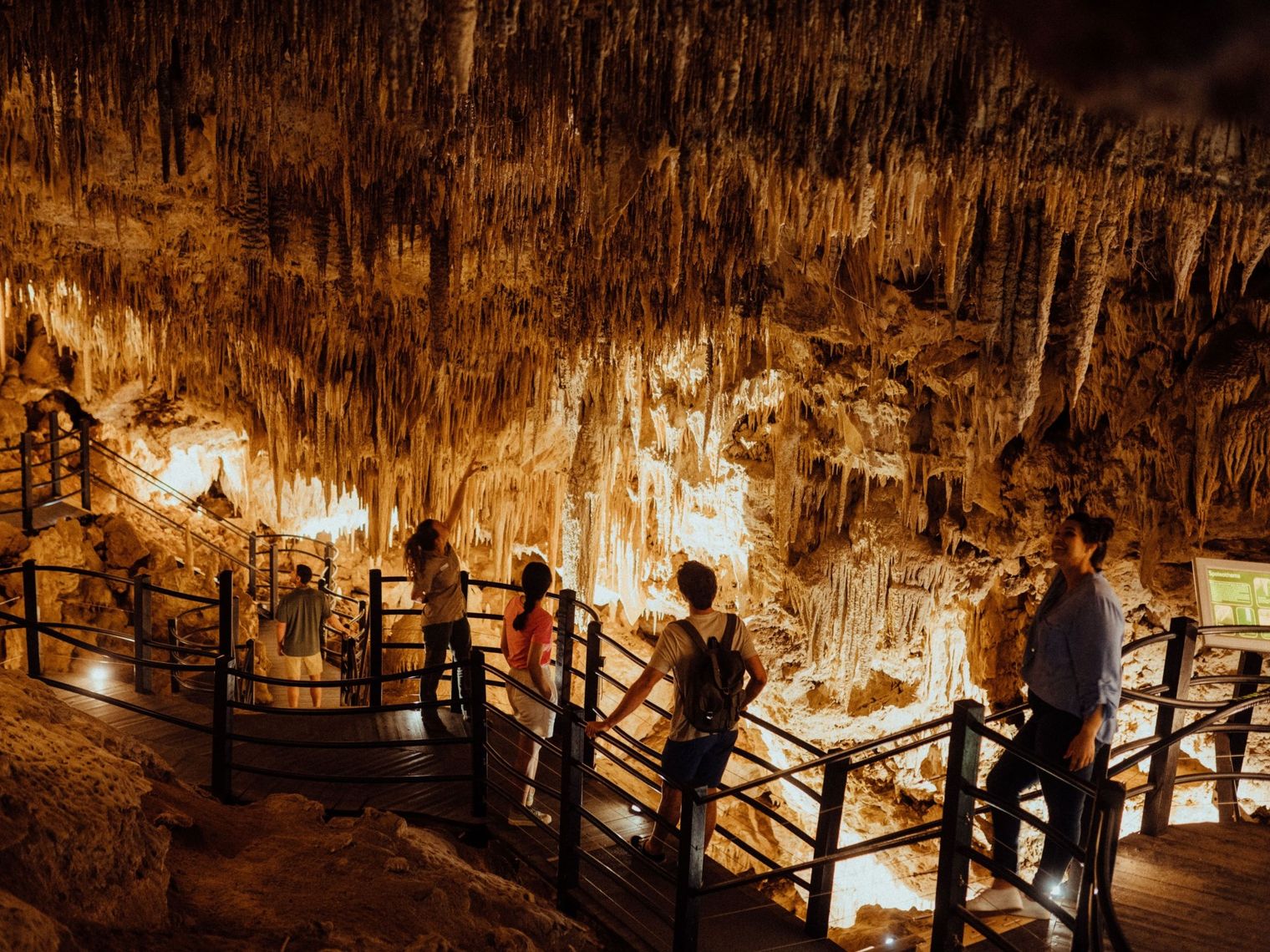 Personen bestaunen Stalaktiten in beleuchteter Höhle in Westaustralien