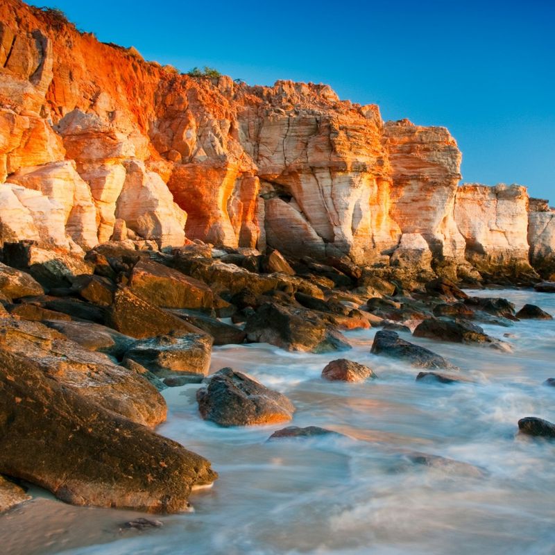 Rote hohe Felsküste in Westaustralien