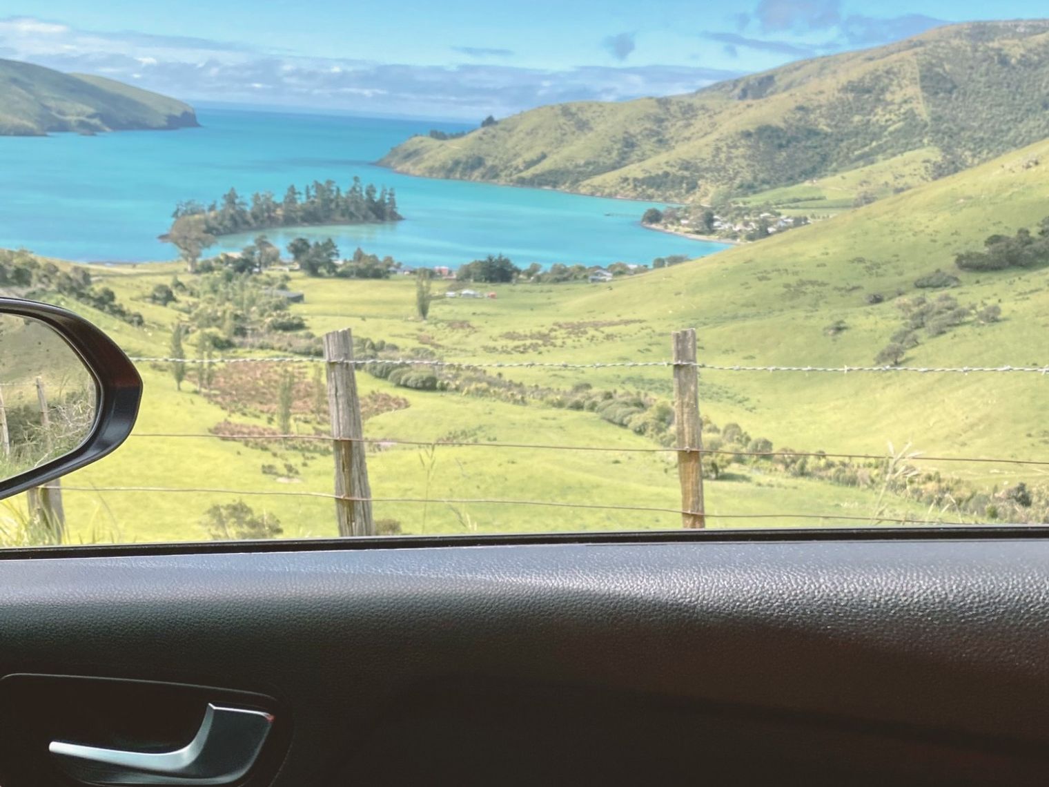 Prachtig uitzicht vanuit een autoruit, met uitzicht op het vulkanische Banks Peninsula in de regio Canterbury op het Zuidereiland van Nieuw-Zeeland