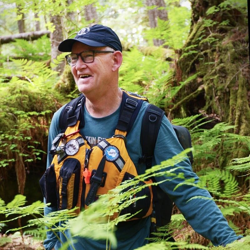 Ein lokaler Guide mit Sicherheitsweste in Regenwald in British Columbia