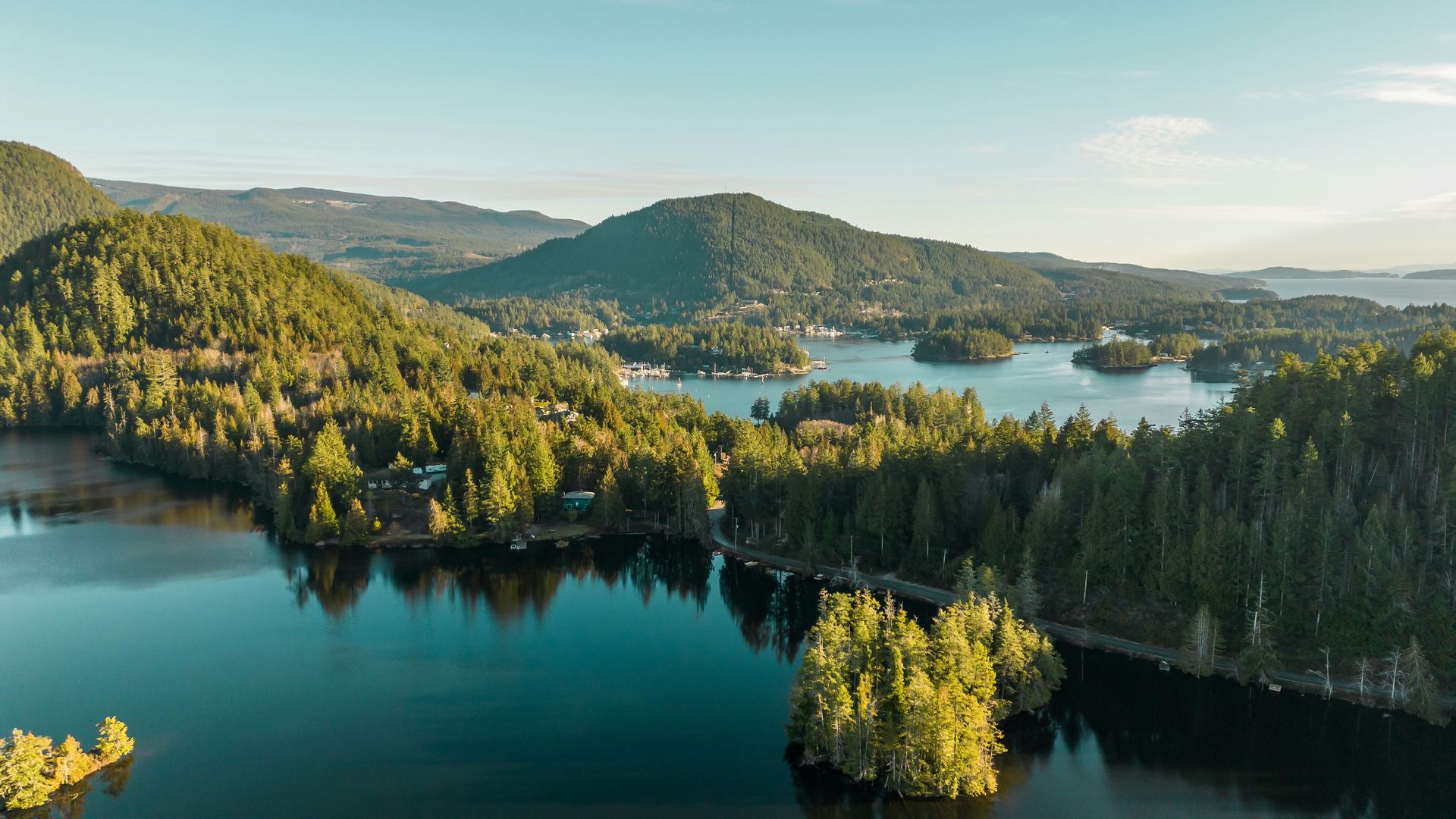 Küste der Gold Coast in Kanada mit grünen hügeligen Inseln