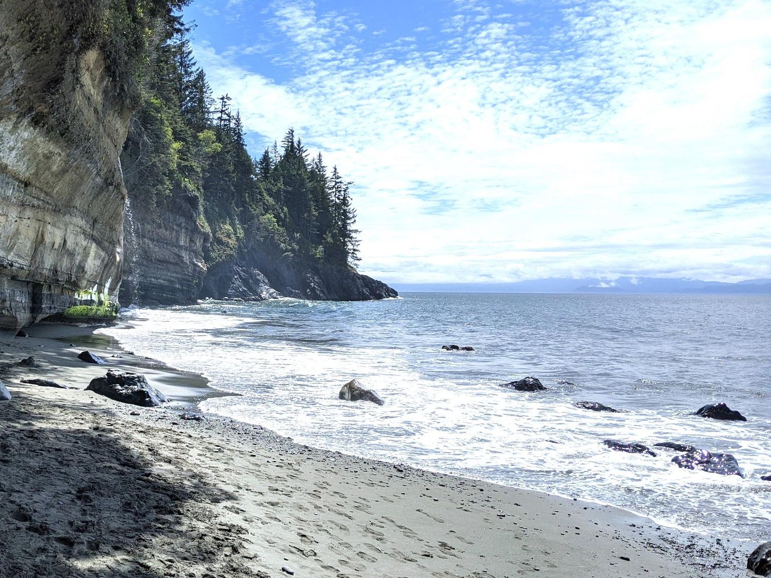 Blick auf die Küste von Vancouver Island mit Strandabschnitt