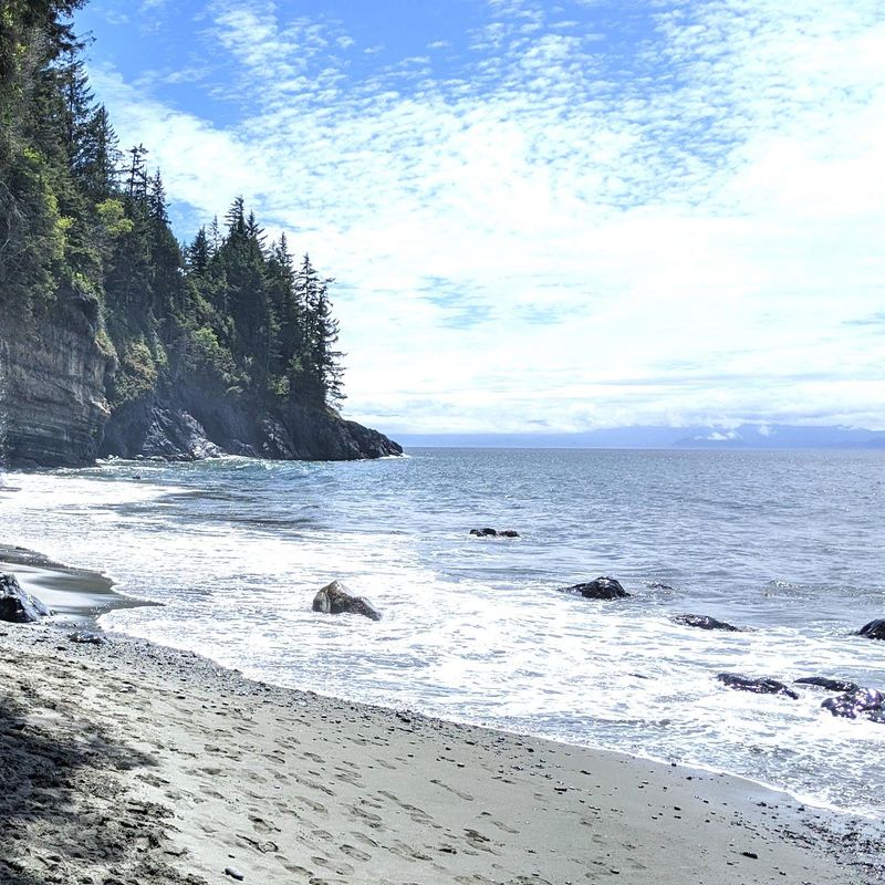 Blick auf die Küste von Vancouver Island mit Strandabschnitt
