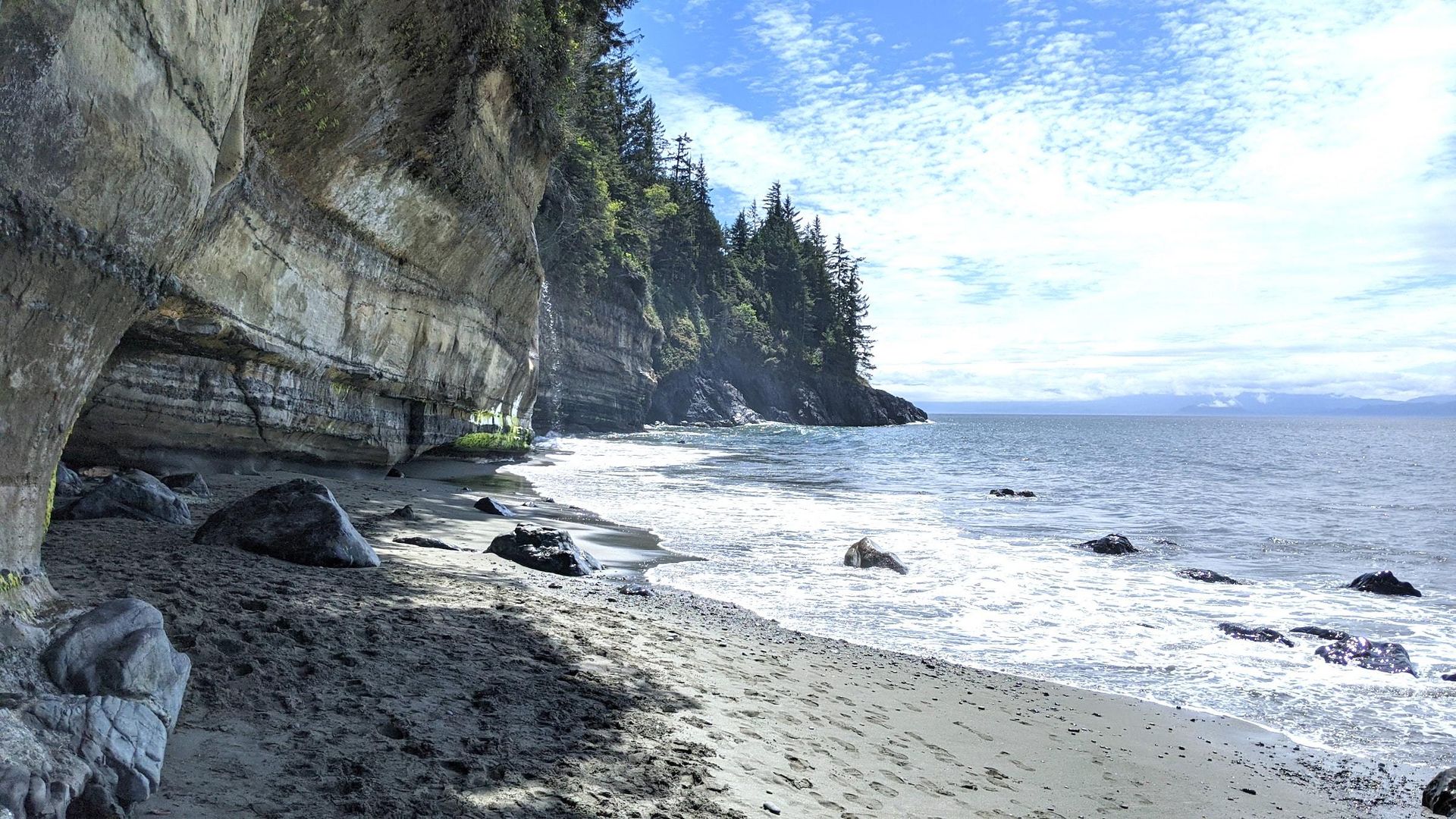 Blick auf die Küste von Vancouver Island mit Strandabschnitt