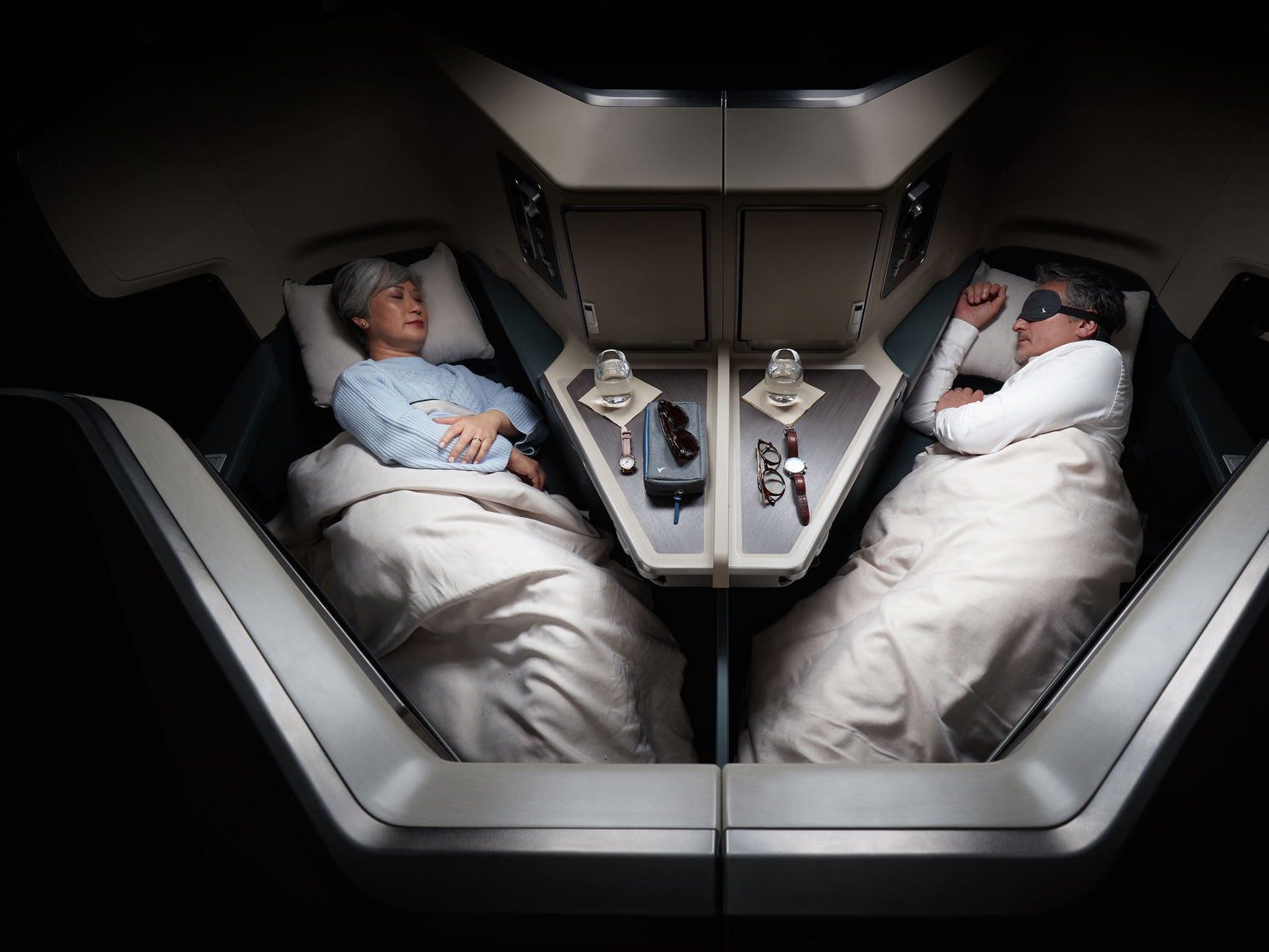 Schlafende Menschen in der Cathay Pacific First Class