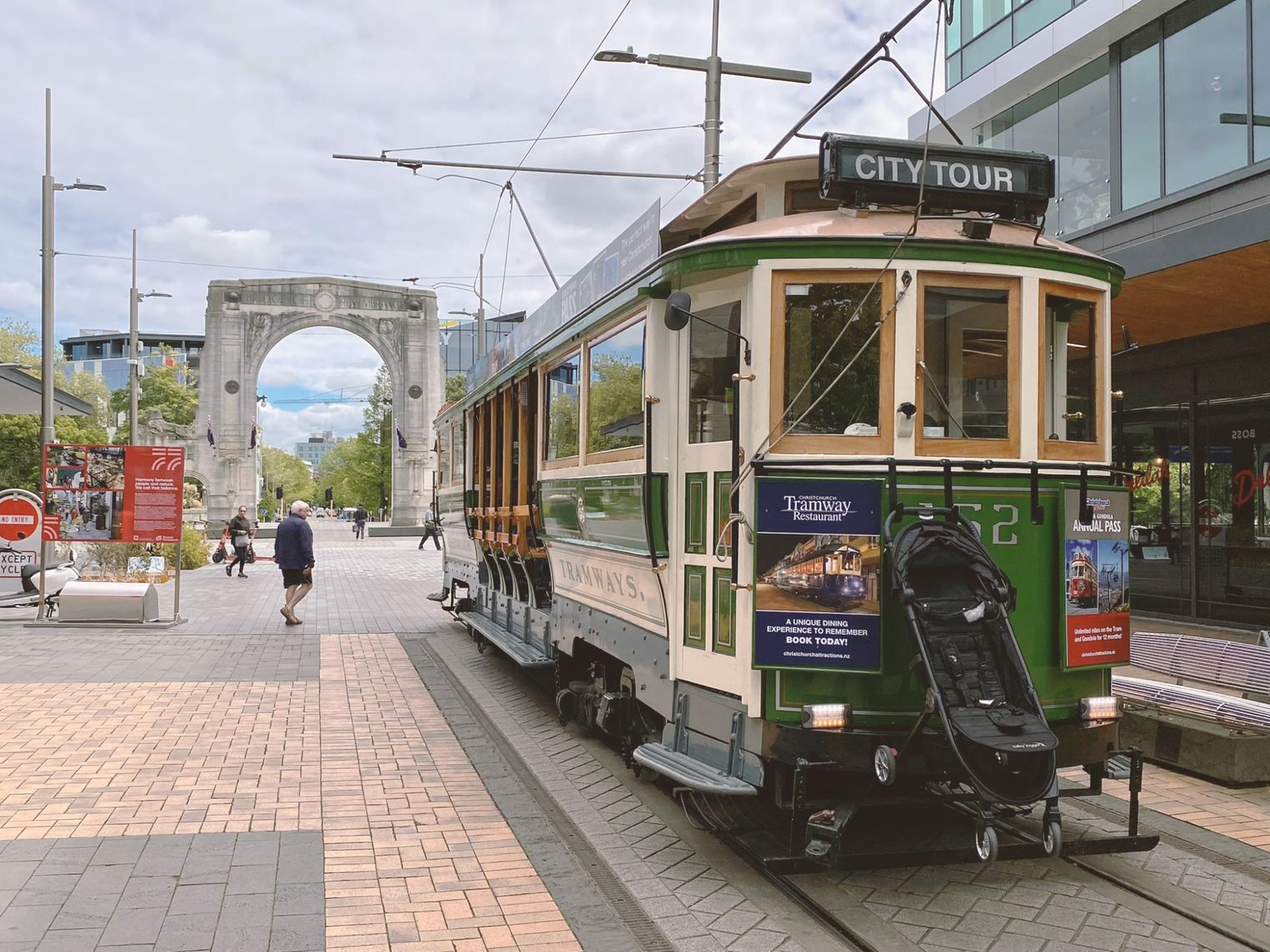 De tram van Christchurch is een populaire historische toeristische attractie in het centrale zakendistrict van Christchurch, Nieuw-Zeeland.