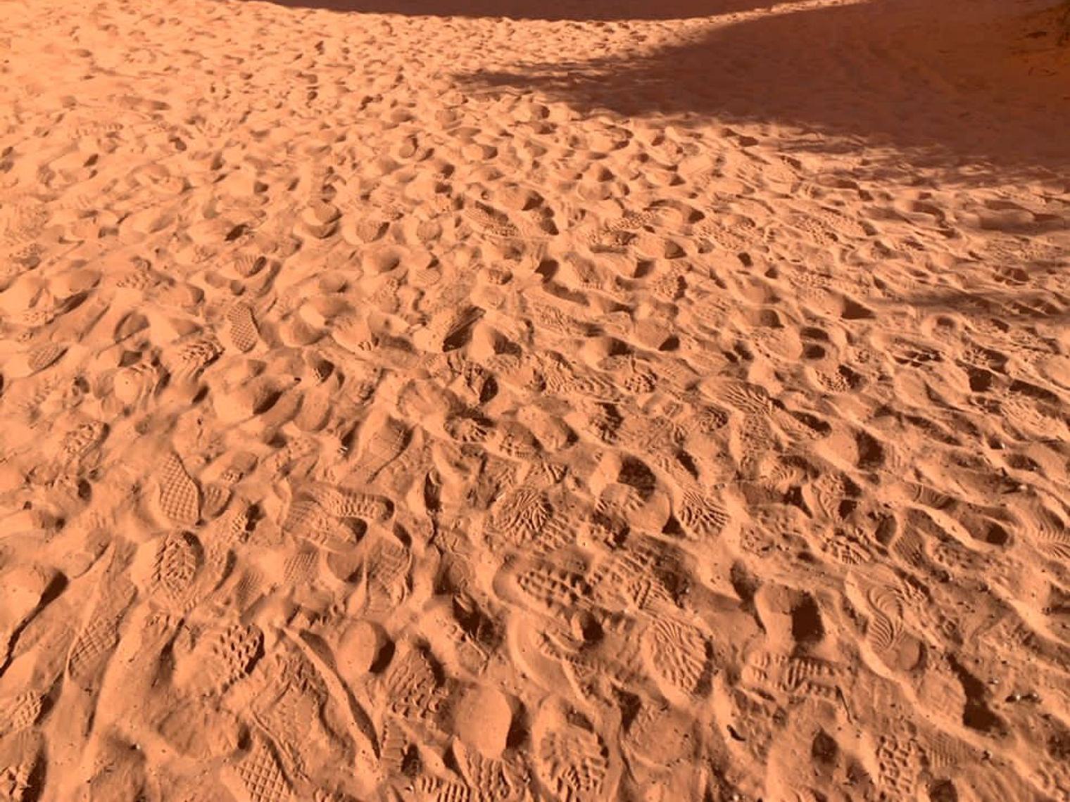Roter Felsbogen auf rotem Sand in den USA