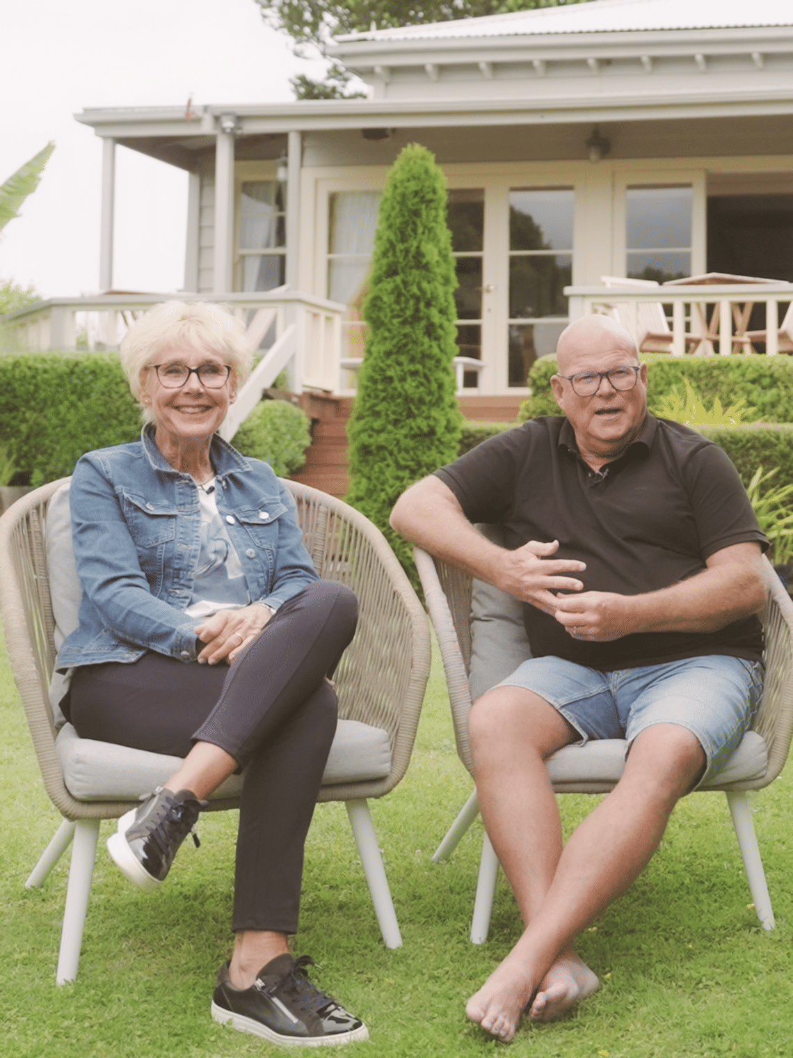 Een koppel in de tuin dat hun getuigenissen geeft