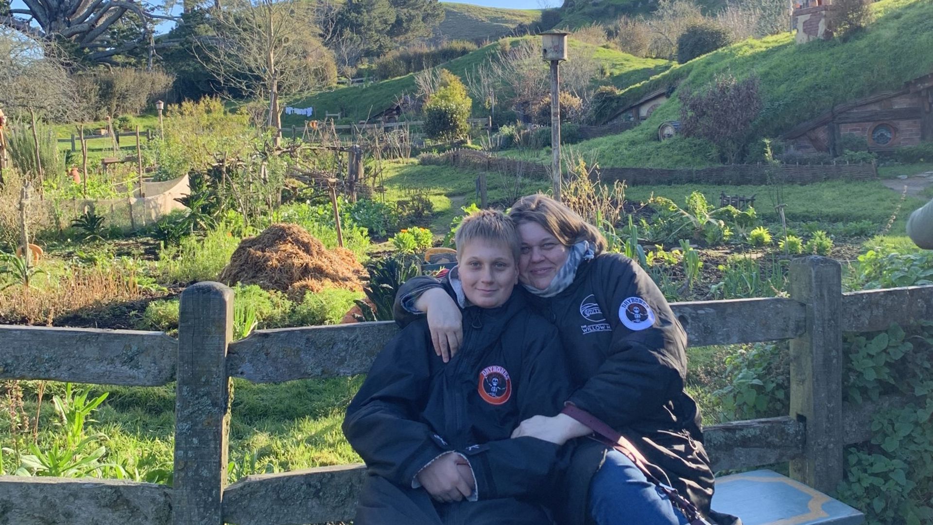 Felix und Kathrin bei einer geführten Tour durch Hobbiton, Neuseeland
