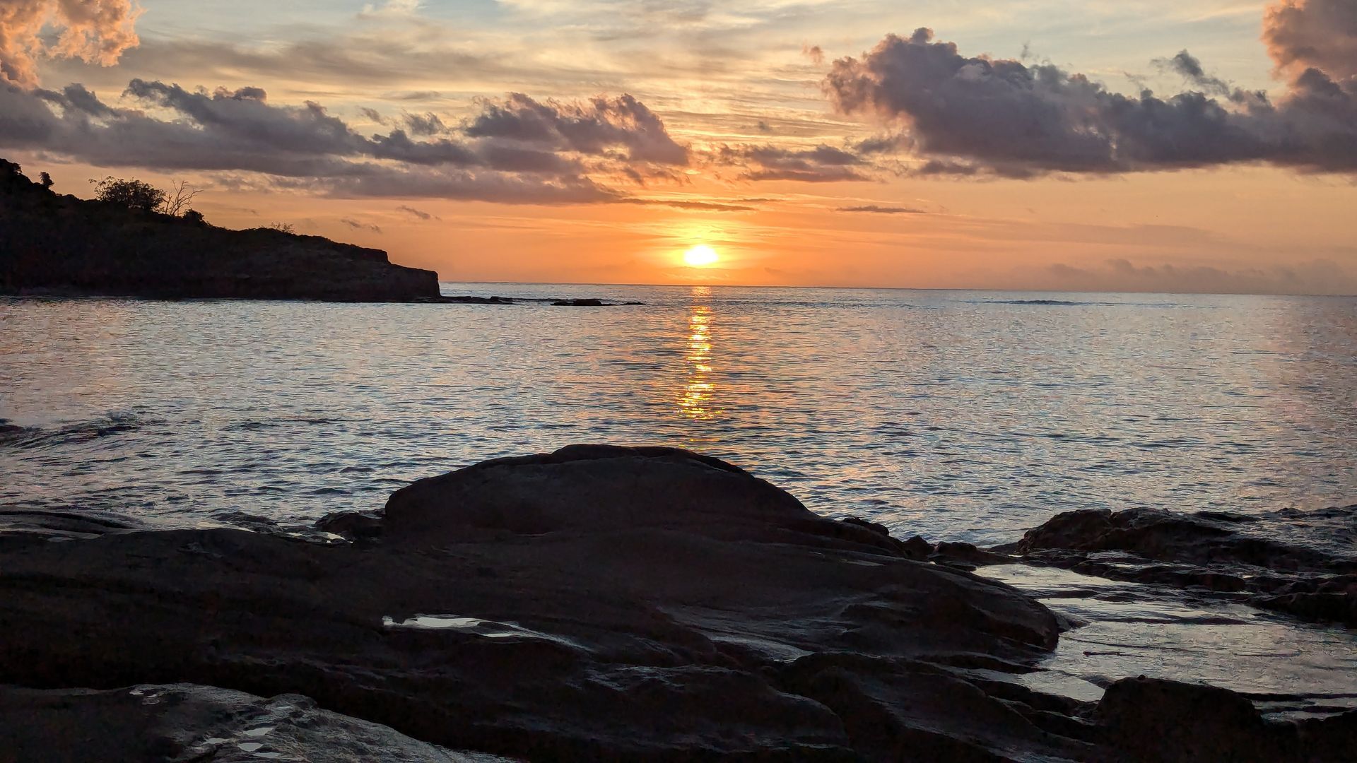 Sonnenuntergang über dem Ozean und der Küste von Fidschi