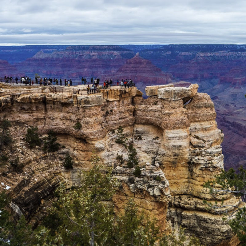 Een groep mensen op een uitzichtpunt van de Grand Canyon in de Verenigde Staten