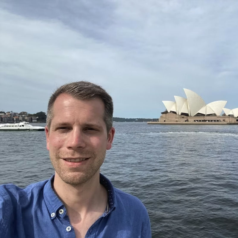 Mann macht Selfie vor dem Opernhaus in Sydney