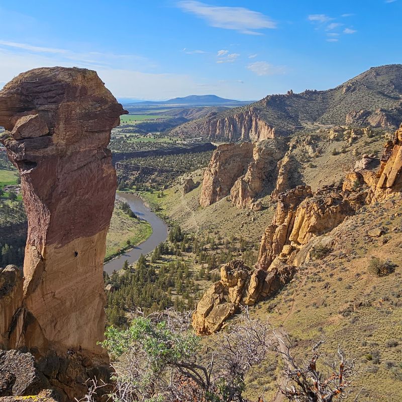 De Monkey Face-rotsformatie in Smith Rock State Park met uitzicht op het dal op de achtergrond