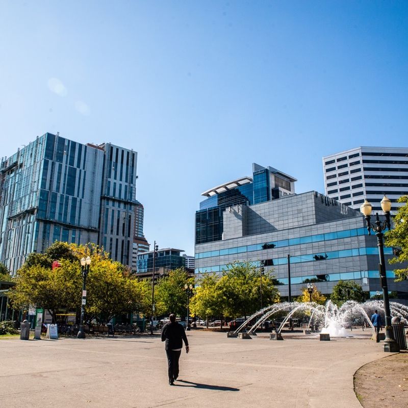 Een plein met een fontein in Portland met op de achtergrond kantoorgebouwen