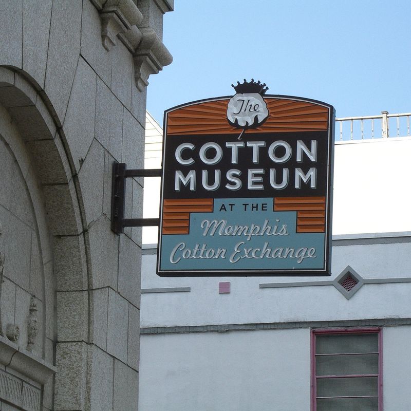 Een bord aan de muur van een gebouw van het Cotton Museum
