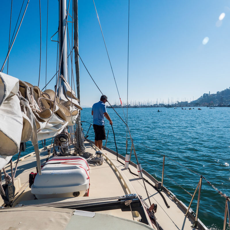 Een man op een zeilboot in San Francisco, Verenigde Staten