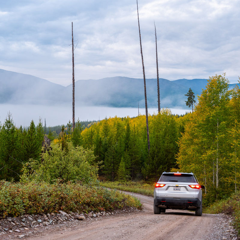 Een auto rijdend door het Glacier National Park